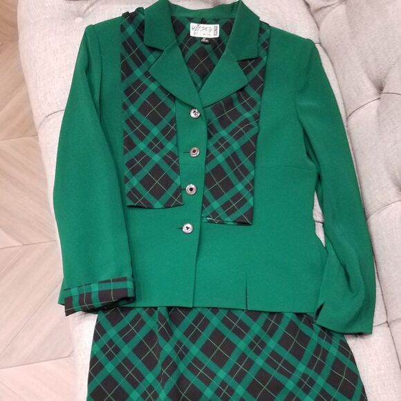 Suit with scarf - Picture 1 of 5